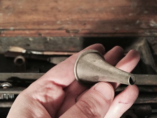 In the box where you keep your painting material, there is this tiny funnel. What is it for ? #MadeleineprojectEN https://t.co/Z17dlKlGSB